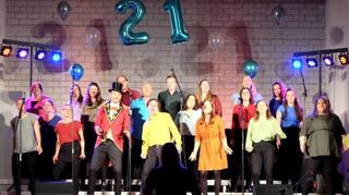 Kraftvoll: das 20-köpfige Popchor-Ensemble mit Liveband Lewczuk & Friends.