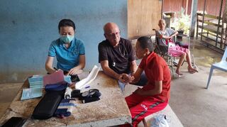 Sprechstunde mit Dr. Michael Schütz im neuen Safehouse-Projekt in Huay Malai zusammen mit Yoriko Jinno. Flüchtlinge mit schweren geistigen und psychischen Beeinträchtigungen, die auf Grund der Schwere ihrer Erkrankungen in kein Flüchtlingslager aufgenommen werden können, werden hier in der Grenzregion von Thailand und Myanmar vom Verein „Asiens vergessene Kinder“ mitbetreut.