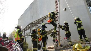 Bei der Inspektionsübung der Feuerwehr Gronau galt es, einen Brand an der Märkerwaldschule zu löschen.