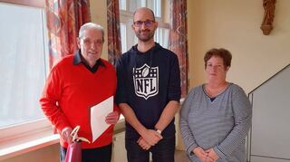 Günter Schmitt (l.) wurde für seine langjährige Mitgliedschaft geehrt. Beim Stiftungsfest freute sich die Kolpingfamilie gemeinsam mit Präses Pfarrer Bartmann auch über mehrere Neuaufnahmen.