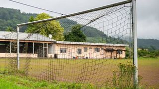 Der von wildem Grün überwucherte Sportplatz des SV Mittershausen-Scheuerberg sucht Seinesgleichen in der Umgebung.