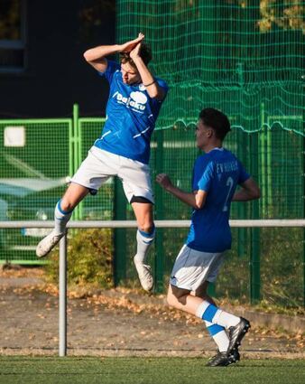 Marc Weis (l.) eröffnete den Torreigen für den FV Hofheim.