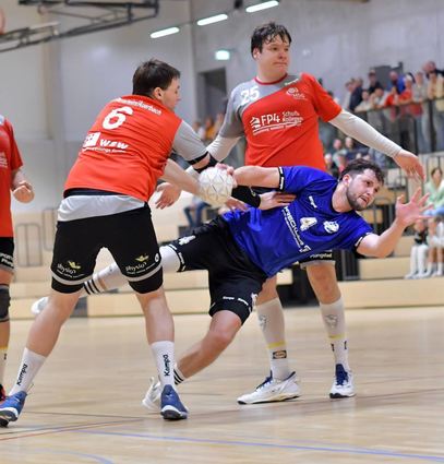 Der Heppenheimer Jonas Schütz (Mitte, im blauen Trikot) setzt sich am Kreis gegen zwei Bensheimer durch und trifft für den HC VfL, der sich aber im Derby der HSG letztlich 26:30 geschlagen geben musste.