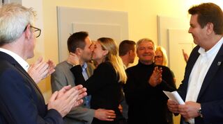 Mit einem Kuss wurde Maximilian Klöss von seiner Ehefrau Anna zum Sieg beglückwünscht. Auch der noch amtierende Bürgermeister Michael Helbig (rechts) gratulierte.