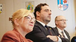 Gespannt verfolgte Bürgermeisterkandidat Rico Schrot (Mitte) zusammen mit der Landtagsabgeordneten Birgit Heitland und dem Bundestagsabgeordneten Michael Meister die Stimmenauszählung.