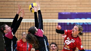 Noemi Bürkner (rechts) war eine Punkte-Garantin beim 3:0 der Auerbacher Drittliga-Volleyballerinnen im ersten Saison-Heimspiel gegen die SG Marburg-Biedenkopf.