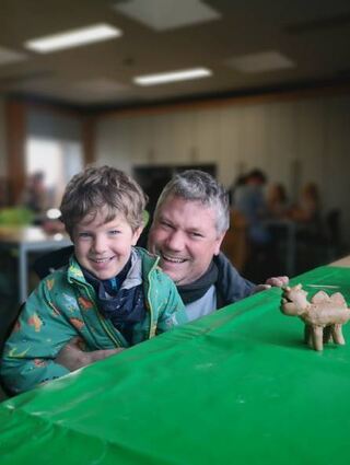 Der vierjährige Besucher war stolz auf den selbst gebastelten Dino.