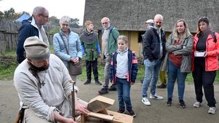 An vielen Stationen im frühmittelalterlichen Herrenhof wurde alte Handwerkstechnik präsentiert. Fragen waren überall willkommen und oft durften Interessierte auch selbst etwas ausprobieren.