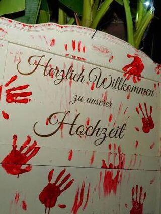 Die Hausherren gestalteten ihr eigenes Hochzeitsschild für Halloween um.