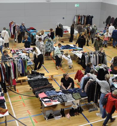 In eine Einkaufsmeile hatte sich die Mehrzweckhalle am Wochenende verwandelt. Vor allem Winterkleidung wurde zu günstigen Preisen angeboten.