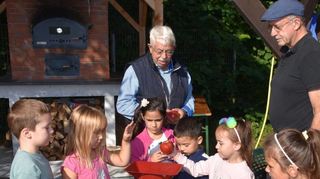 Auf dem Gelände des Obst- und Gartenbauvereins lernten Lorscher Kinder unter fachkundiger Anleitung das Keltern.