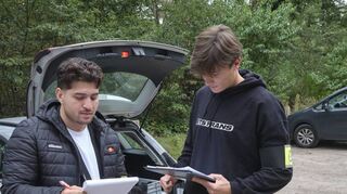Zwei Kriminalkommissare der Kripo Darmstadt am Parkplatz Waldesruh bei der Spurensuche zu Anfang des Falls. Unser Bild stammt vom 23. September.