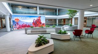 Die revitalisierte Hauptstelle der Sparkasse Bensheim wurde gestern neu eröffnet. Vorstandsvorsitzender Johannes Erich Schulz zeigte den Kindern der Kita Fuldastraße das große Display.