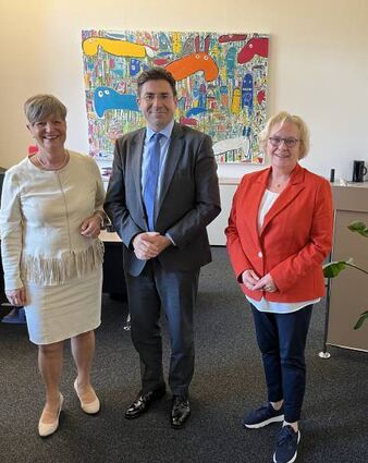 Im Gespräch: Bürgermeisterin Christine Klein, Regierungspräsident Jan Hilligardt sowie Erste Stadträtin Nicole Rauber-Jung (v.li.).