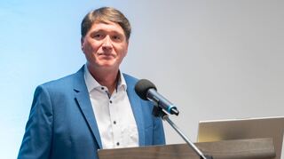 Der 44-jährige Patentanwalt tritt als Nachfolger für Bürgermeister Holger Habich am 9. März 2025 gegen den Parteilosen Stefan Juchems an.