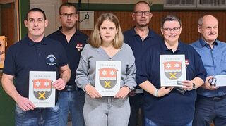 Harald Schmid, Julia Röhm und Michaela Ackermann (vorne, von links) bekamen vom Vereinsvorsitzenden Tobias Poth und Wehrführer Bernd Röder (hinten) ihre Beförderungen überreicht. Ganz rechts ist Wolfgang Lahres zu sehen.