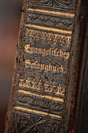 Ein evangelisches Gesangbuch von 1779 aus Wiesbaden wird – viele viele andere Exemplare – im Gesangbucharchiv der Uni Mainz aufbewahrt.