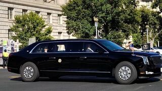 Schnappschuss in Washington 2022: Präsident Joe Biden (auf dem Rücksitz) bei der Fahrt im „Beast“ vom Weißen Haus in die 15. Straße/Ecke Constitution Avenue.