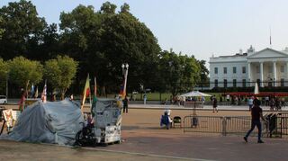 Typische Szene vor dem Weißen Haus in der Pennsylvania Avenue: Direkt am Zaun stehen Passanten, weiter dahinter einzelne Demonstranten mit ihren Protestständen.