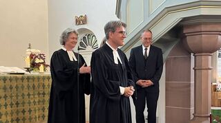 Pfarrer Oliver Mattes wurde in der Kirche in Gronau von der stellvertretenden Dekanin Silke Bienhaus offiziell als Gemeindepfarrer von Gronau/Zell und Schönberg/Wilmshausen eingeführt.
