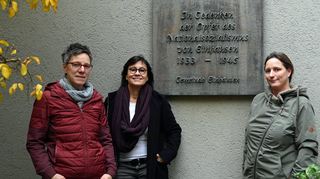 Kritisch und kreativ (von links): Steffi Seitz (CDU), Michaela Wiegand (SPD) und Hanna Blumenschein (Grüne) an der Gedenktafel am Einhäuser Rathaus.