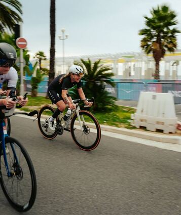 Catherine Rossmann aus Heppenheim auf der Radstrecke bei der Ironman-WM in Nizza; am Ende belegte sie Platz drei ihrer Altersklasse 35-39.
