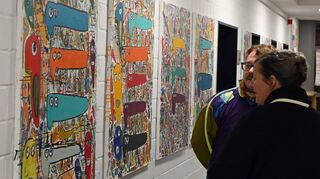„Kunst kennt keine Behinderung“: Viele Besucher bewunderten bei der Jubiläumsausstellung der Behindertenhilfe Bergstraße die bunten und fantasievollen Kunstwerke, die noch bis 20. Dezember zu sehen sind.