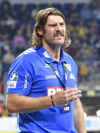 Der Neuaufbau der Rhein-Neckar Löwen gestaltet sich für Trainer Sebastian Hinze schwierig.
