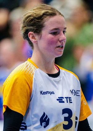 Trotz toller Trefferquote war Amelie Berger (li.) nach dem Spiel in Blomberg enttäuscht; das Flames-Team erwischte einen schwachen Tag und hatte das Nachsehen, wie hier (Foto re.) Soffel und Ehlert gegen die starke Laetitia Quist.