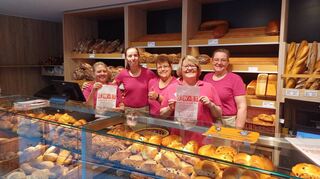 Die Bäckerei Germann engagiert sich bei der Aktion „Gewalt kommt mir nicht in die Tüte“. Am Samstag eröffneten Germann-Chefin Nicole Germann (l.) und ihr Team gemeinsam mit Erster Stadträtin Karin Rettig (2.v.r.) die Initiative in Zwingenberg.