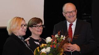 CDU-Kreisvorsitzende Birgit Heitland (links) gratuliert Michael Meister und überreicht Blumen an Ehefrau Heidi.