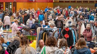 Hochbetrieb herrschte am Samstag schon ab den frühen Morgenstunden in der Bensheimer Weststadthalle beim städtischen Weihnachtsflohmarkt.