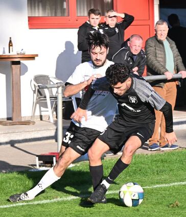 Ogün Hanci (re.), der hier gegen den Einhäuser Fitim Hajdaraj den Ball behauptet, sicherte Reichenbach mit dem Tor zum 2:2 einen Auswärtspunkt.