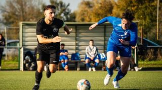 Fabio Cappello (r.), Kapitän von Eintracht Bürstadt, im Laufduell mit dem Ober-Abtsteinacher Robin Beckenbach.