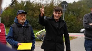 Detlef Römer (links) und Martin Türck wollen mit ihrer Petition, die sie im Mai dieses Jahres eingereicht haben, eine Beruhigung der Verkehrssituation in der Heidelberger Straße, Bereich Arminstraße, erreichen. Hierzu gab es nun einen Termin vor Ort mit dem Petitionsausschuss des Hessischen Landtages sowie Behördenvertreterinnen und -vertretern.