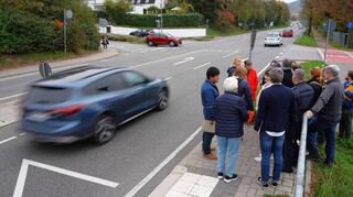 Wer in diesem Bereich die B 3 überqueren möchte, der braucht einerseits Mut, vor allem aber Geduld. Denn viele halten nicht an, um Fußgänger oder Radfahrer an der Querungshilfe passieren zu lassen.