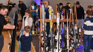 Wer mit den Kindern in den Skiurlaub fährt, muss gut ausgerüstet sein. Dem Nachwuchs sollen die Sportgeräte sowie die Bekleidung zudem nicht nur passen, sondern möglichst auch gefallen.