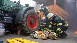 Bei der Inspektionsübung in Zell musste auch eine Person befreit werden, die unter das Rad eines Traktors geraten war.