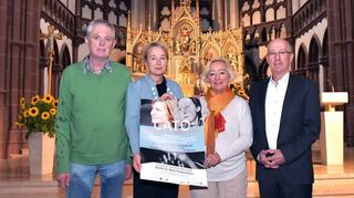 Die Bürgerstiftung plant eine Konzertlesung in der Kirche St. Peter; Martin Fraune, Christine Haaf, Syliva Van de Ree und Jürgen Reibold (v.l.) präsentieren das Plakat zur Veranstaltung im „Dom der Bergstraße“.