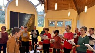 Der Bensheimer Seniorenchor Vielklang war im Hospiz zu Gast und sang dort in der Kapelle.