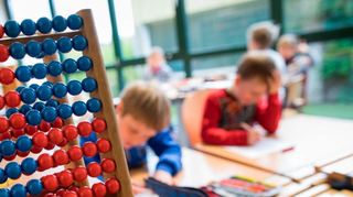 Die Angebote für ganztägige Förderung an Schulen werden stetig ausgebaut. Während die Eltern dadurch Planungssicherheit bekommen, haben die Kinder weniger Freizeit. Das spüren auch Vereine.