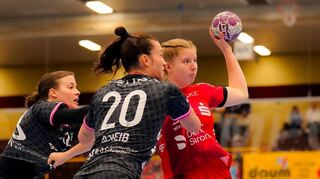 Nicht zu stoppen: Mit acht Treffern gegen Metzingen, davon alleine sieben in der zweiten Halbzeit, hatte Jungnationalspielerin Nina Engel (am Ball) großen Anteil am dritten Final-Four-Einzug der Flames.
