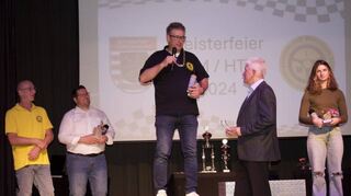 Ulrich Daum (IMS, zweiter Platz in der Klasse Spezialisten) wird bei der Siegerehrung zu Tipps für die Nachwuchsfahrer befragt.
