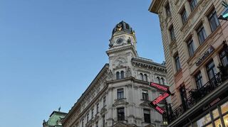 Die Wiener Innenstadt zeichnet sich durch ihre schönen Häuser aus.