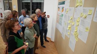 Interessiert machten sich die Gäste im Bürgerhaus mit den Inhalten des Masterplans Klimaschutz II vertraut.