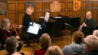 Cornelia Klose, Thomas Adelberger und Georg Kühner begeisterten die Zuhörer im Nibelungensaal mit Salonmusik.