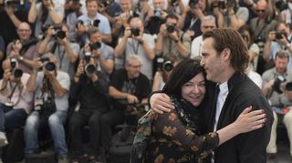 Joaquin Phoenix und Lynne Ramsay 2017 in Cannes. Die beiden arbeiteten beim Noir-Thriller „A Beautiful Day“ zusammen.