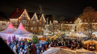 Der Marktplatz mit seinen Künstlerbuden ist das Herzstück des Bensheimer Weihnachtsmarktes.