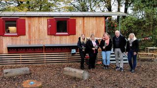 Bürgermeister Andreas Heun und die Kindergartenbeauftragte Jasmin Schäfer (rechts) bedankten sich bei Erzieherin Laura Hlavizna, Kita-Leiterin Daniela Hack und Erzieherin Rahel Katzenmeier (von links) für ihre Mitarbeit beim Aufbau der neuen Waldgruppe.
