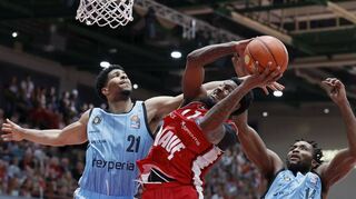 Neuzugang Nelson Philipps (hier im Bild im BBL-Spiel gegen Hamburg) war in der Saison-Vorbereitung zeitweise verletzt. Langsam aber sicher kommt der US-Boy nun immer besser in Fahrt. Bei der Champions-League-Niederlage gegen Nanterre zeigte die „Nummer 11“ der Würzburger seine bisher beste Leistung im Baskets-Trikot.